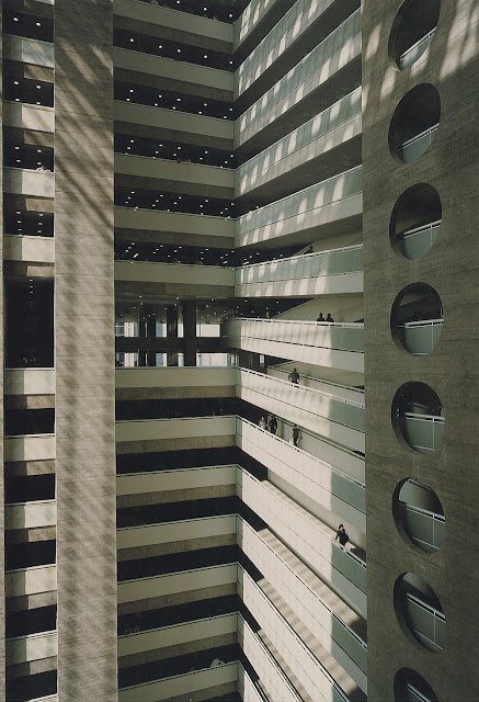 Vista interna de um edifício do fórum, com galerias e passarelas